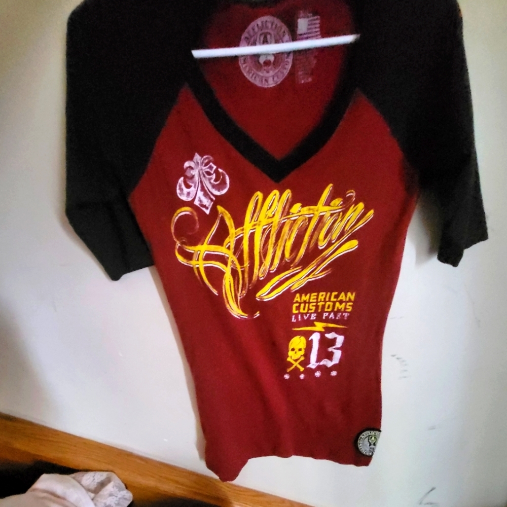 Mid sleeve graphic shirt